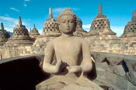 El Buda de Borobudur: Una Esculturas Dorada que Transciende el Tiempo y la Espiritualidad!